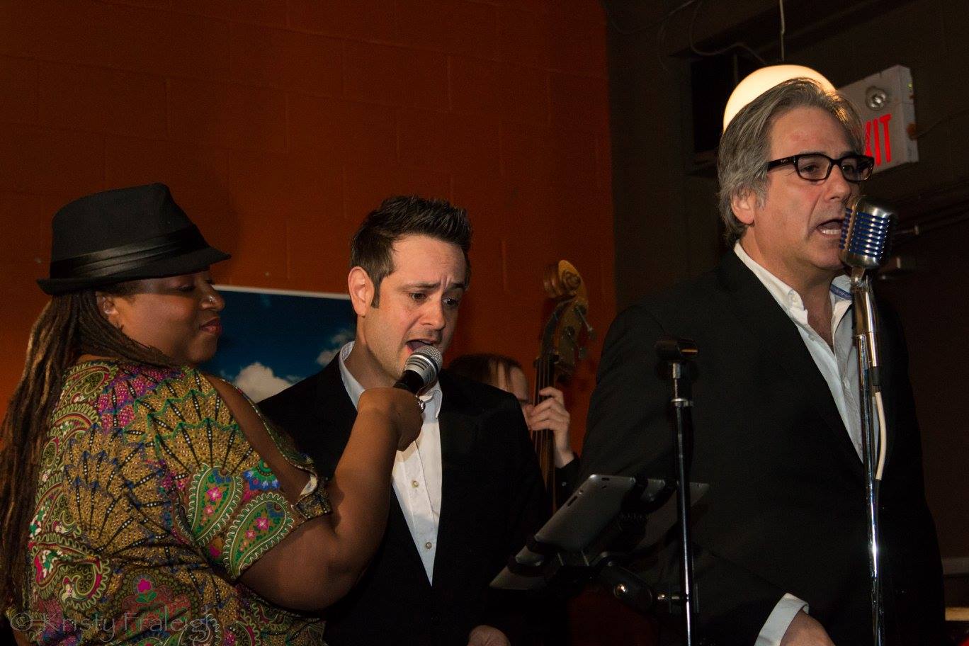Carolyn T sharing her mic with a singer on stage